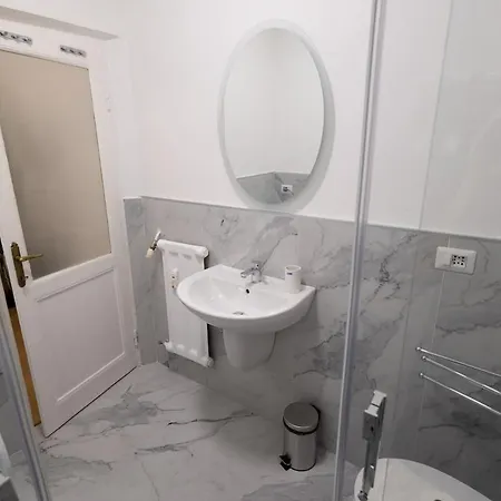 Modern 2br 2ba Metro Access 12min Duomo 別荘 ミラノ